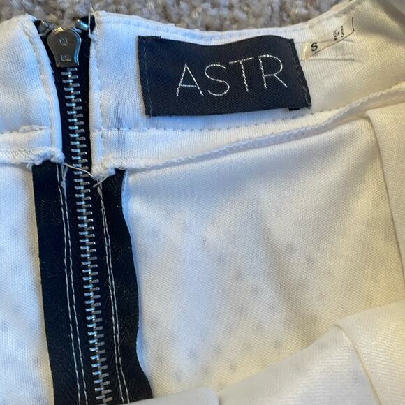 ASTR Pleated White Faux Leather Cutout Midi Skirt Size Small - Picture 3 of 5